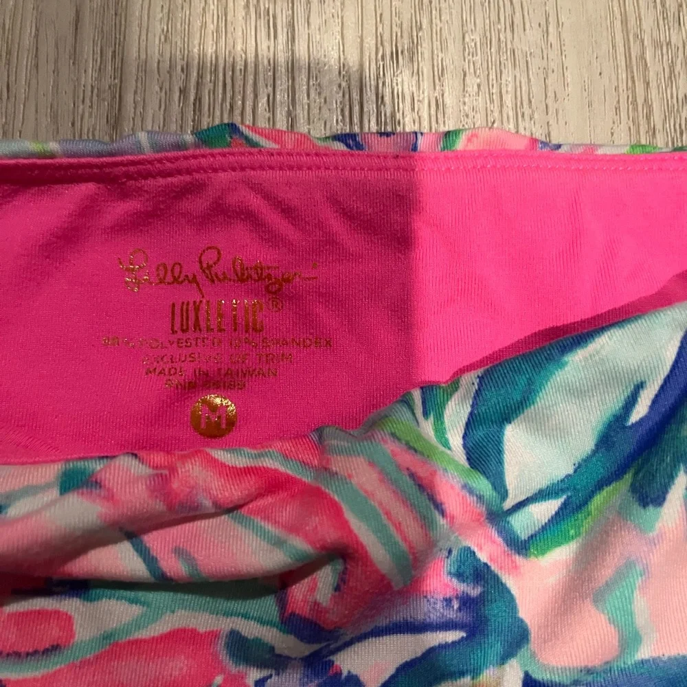 Lilly Pulitzer Luxletic Weekender Cropped Leggings. Size Medium. Casa Del Sol - Picture 3 of 5